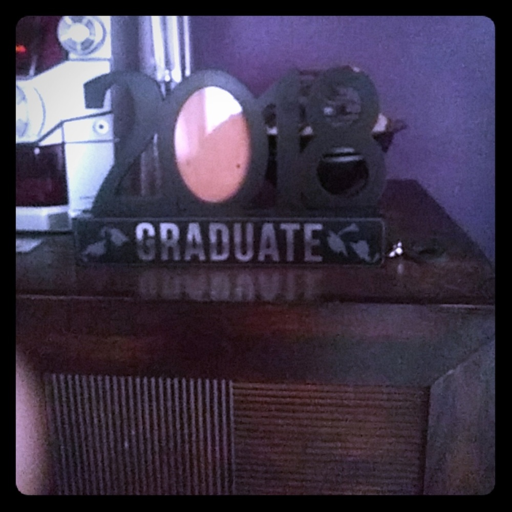 A 2018 graduation photo holder